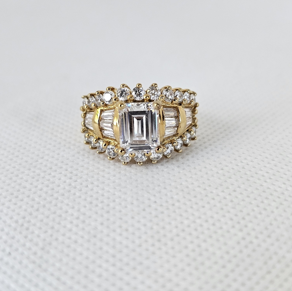 Vintage Victoria Wieck Absolute Diamond Simulant Ring Size 6!